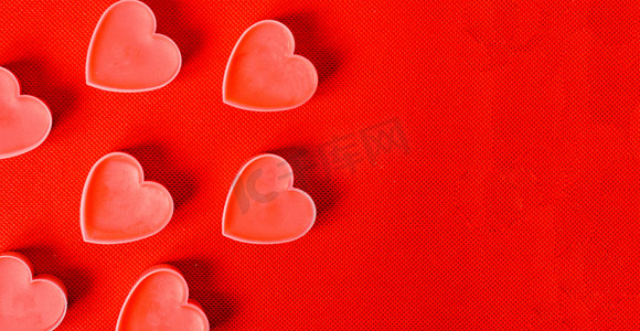 情人节快乐。红色背景中有许多粉色浪漫的心。浪漫情人节的概念