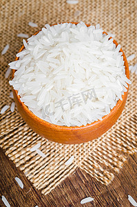 谷类植物摄影照片_木桌上碗里的米饭