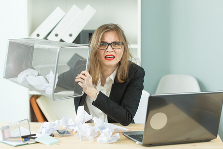 压力、办公室、歇斯底里、人的概念 — 有很多办公室工作的咄咄逼人的女人因为歇斯底里而笑