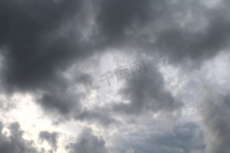 天空暴雨，黑色的天空，灰色的天空黑暗