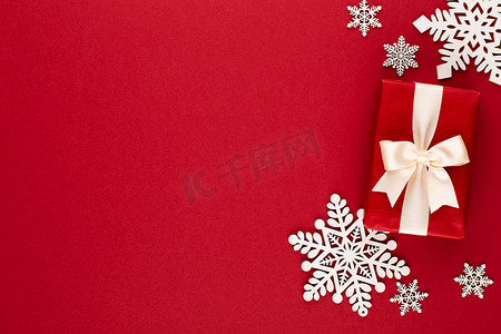红色背景的圣诞节、节日礼物盒。