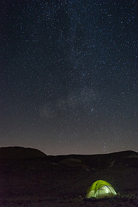 星空下营地摄影照片_沙漠度假星空下的帐篷