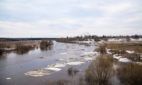 河面上漂浮着几块又大又脏的白色浮冰。