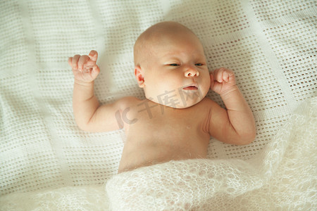 心灵之汤摄影照片_可爱的新生婴儿睡着，上面盖着蓬松的毯子。