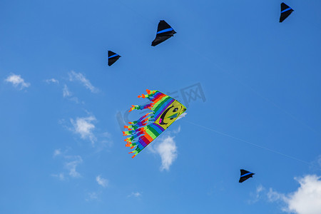 风筝在蔚蓝的天空中飞翔。