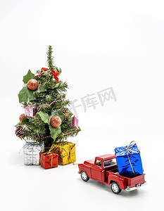 红色复古汽车玩具带有一个装有圣诞树礼物的盒子