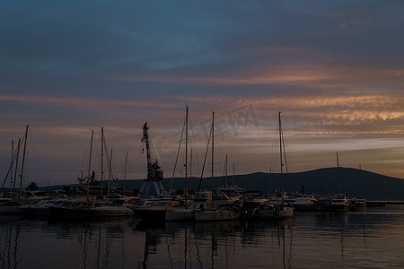 大海黄昏摄影照片_波尔图停泊着游艇的码头上空的黄昏。