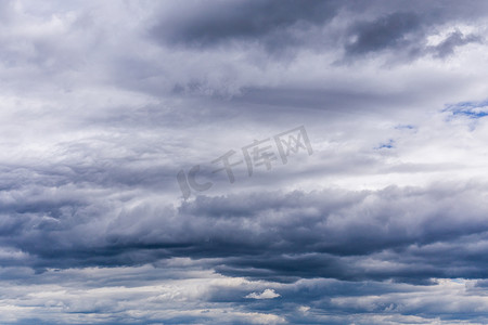 灰色暴风摄影照片_日光背景下暴风云附近的灰色传入
