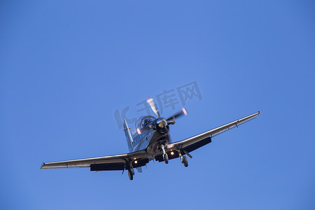 中的战斗机摄影照片_飞行中的哈佛飞机