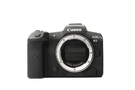 佳能 EOS R5 无反光镜数码相机，白色背景上有 8k 原始视频。