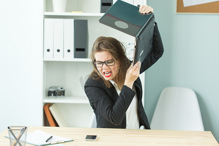 压力、办公室和人的概念 — 压力大的愤怒的女商人打破了她的电脑