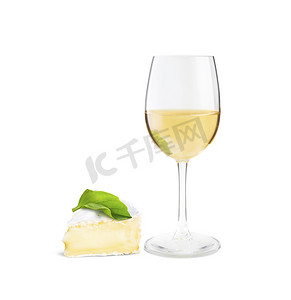 一杯白葡萄酒和一片卡芒贝尔奶酪