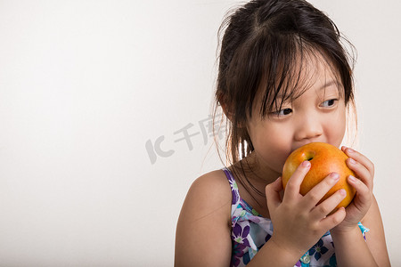 孩子咬苹果/小女孩吃苹果背景