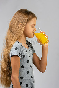 十岁女孩喝果汁，侧面视图