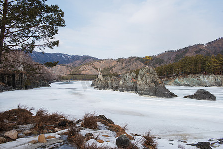 天空太阳卡通摄影照片_冬天的快速山河 Katun