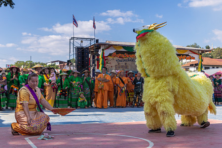 掸族或傣族（居住在缅甸和泰国部分地区的族群）穿着部落服装，在掸族新年庆祝活动中表演本土舞蹈。