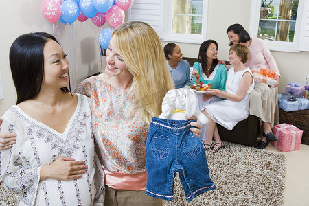 亚洲孕妇和朋友一起参加迎婴派对