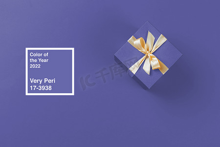 装饰礼物盒摄影照片_在紫色背景顶视图的礼物盒