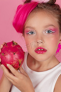 甜美的女孩拿着火龙果靠近她的脸。
