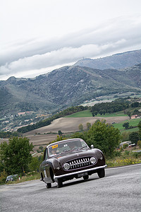 菲亚特 1100 E GHIA SUOPER GIOIELLO 在 2020 年意大利著名历史赛事 Mille Miglia 拉力赛中的一辆旧赛车上（1927-1957）