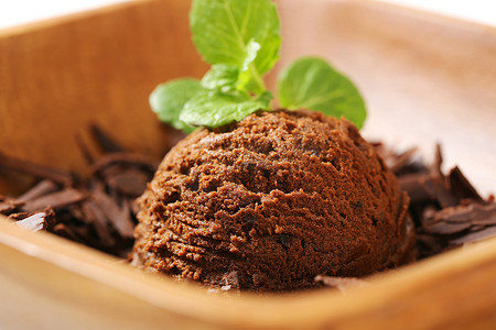 巧克力屑摄影照片_一勺冰淇淋和巧克力屑