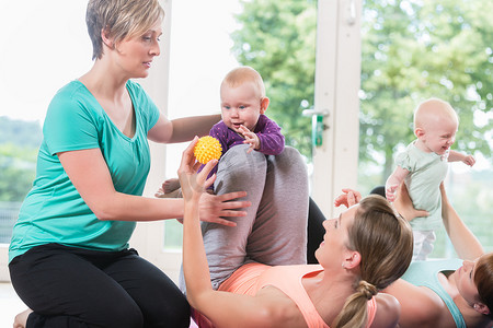 母子体操课程中的妇女和婴儿