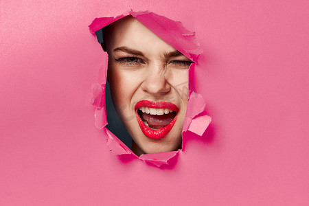女性红色海报摄影照片_开朗的女人海报孔粉红色背景和红唇