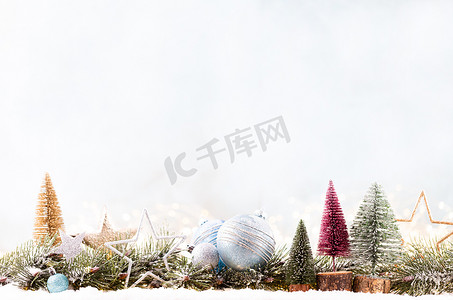 灯串装饰摄影照片_蓝色背景上带灯串的圣诞装饰品。