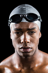 戴着泳镜和泳帽的游泳者肖像