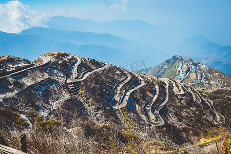 前进的公路摄影照片_祖鲁克山顶是丝绸之路的中转站。