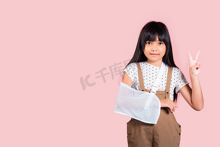 亚洲小孩 10 岁手骨意外骨折，手臂夹板