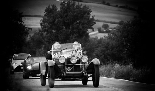 阿尔法罗密欧 6C 1750 GS ZAGATO 驾驶一辆旧赛车参加 2020 年意大利著名历史赛事 Mille Miglia 拉力赛（1927-1957 年）