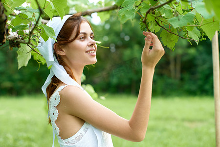穿白裙乡村自然生态的女人