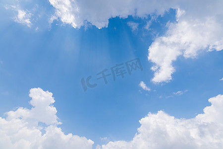白色天空背景摄影照片_天空背景、云彩和阳光