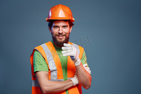 一个穿工作服的男人是一名建筑工程师。