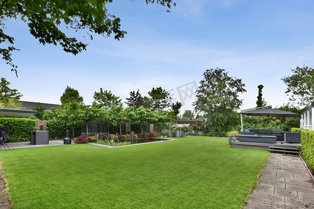 后院摄影照片_房子的后院有一大片绿色草坪