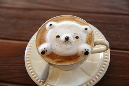 棕色可爱小熊摄影照片_拿铁咖啡上面有小熊
