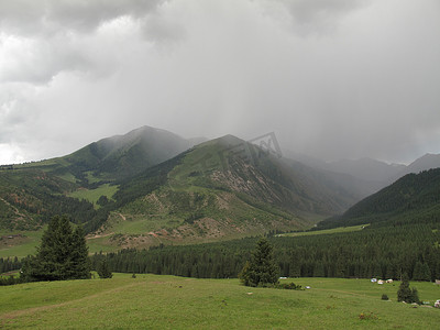 山里下大雨