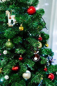 圣诞摄影照片_圣诞树上的鹿头形状的玩具球。