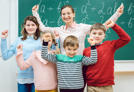 学生教师摄影照片_教室里的学生和老师在学校玩得开心