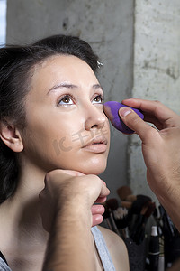 化妆师在脸上涂抹粉底