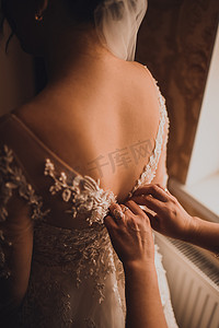 新娘穿婚纱的背影