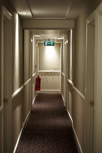 狭窄的走廊设有逃生路线