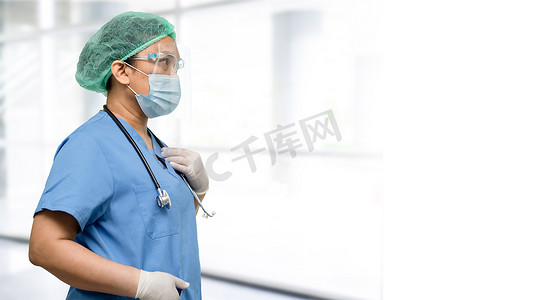 戴面罩和 PPE 的亚洲医生适合新常态，以检查病人保护安全感染 Covid-19 Coronavirus 在检疫护理医院病房的爆发。