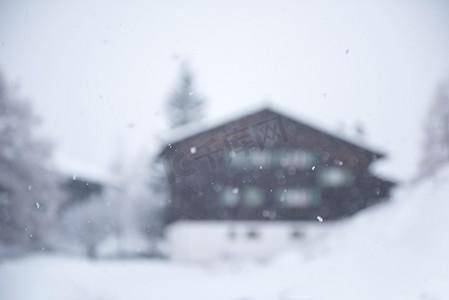 冬天房屋下雪摄影照片_暴风雪中的山房