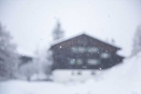 暴风雪中的山房