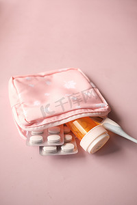 小袋中的药丸容器、泡罩包装和温度计