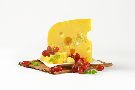红硬摄影照片_瑞士奶酪和红葡萄