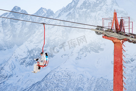 DOMBAI，俄罗斯 - 2014 年 1 月 3 日：人们在高加索山脉的开放式升降机上举重