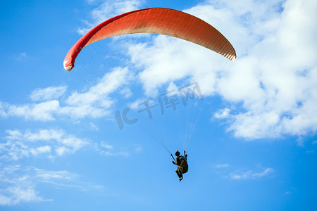 龙在天上飞摄影照片_滑翔伞在蓝天上飞行
